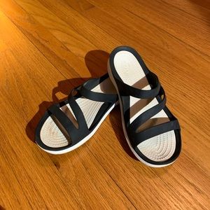 Crocs Rubber slide sandals. Size 5 but I wear a 6 and they fit me